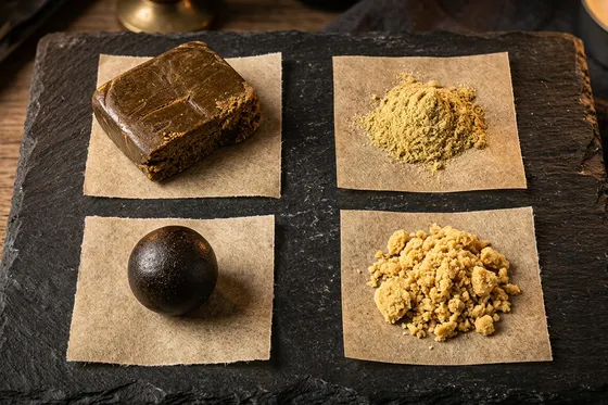 Différents types de hash CBD : résine pressée, pollen, moonrock et charas